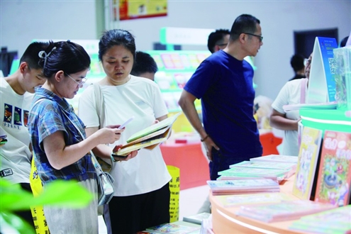 这是济南连续第3次承办书博会,举办各类活动1085场,现场吸引读者116万人次 记者 周里 摄